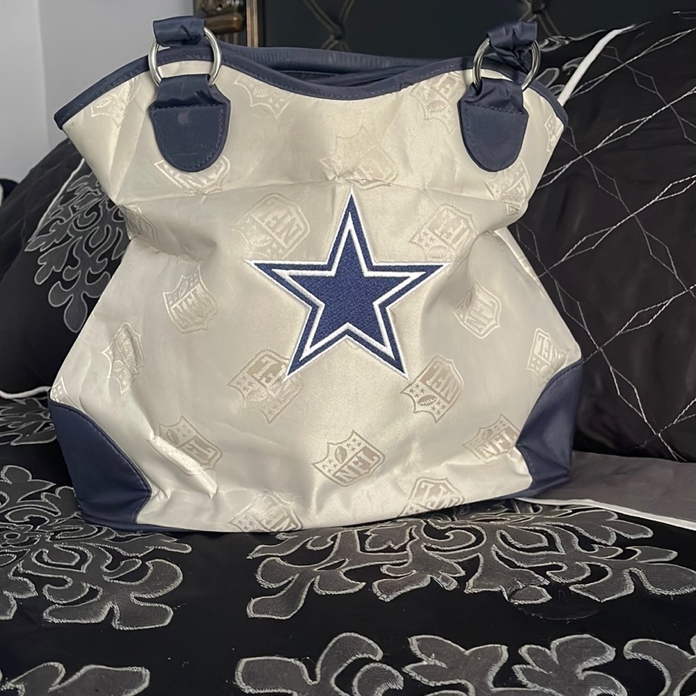 Dallas Cowboys purse.